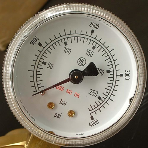 Dual-scale pressure gauge with pressure readings shown in psi and a metric unit